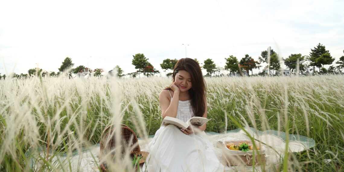 Có những người Yêu mình nhưng họ không hề Hiểu mình tí nào cả. Họ đối xử với mình như cách họ muốn, thay vì cách mình muốn được nhận. HIỂU là một hành trình cần sự nỗ lực. Cũng giống như Nghe (hear) thì dễ nhưng Lắng nghe (listen to) thì cần phải có sự tập trung có chủ đích.