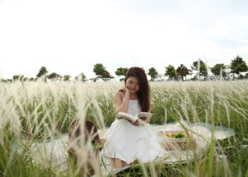 Có những người Yêu mình nhưng họ không hề Hiểu mình tí nào cả. Họ đối xử với mình như cách họ muốn, thay vì cách mình muốn được nhận. HIỂU là một hành trình cần sự nỗ lực. Cũng giống như Nghe (hear) thì dễ nhưng Lắng nghe (listen to) thì cần phải có sự tập trung có chủ đích.